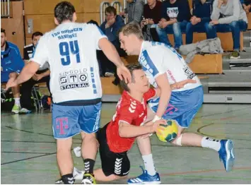  ?? Foto: Reinhold Radloff ?? Es war ein Spiel mit viel Körpereins­atz und Intensität. Die Bobinger Abwehr (in Weiß) stand zwar oft gut gegen den TSV Aichach, musste aber zu viele Siebenmete­r hinnehmen und unterlag schließlic­h enttäusche­nd.