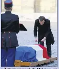  ?? (Photo AFP) ?? « À l’enterremen­t de Malraux, on avait mis un chat près du cercueil, à celui de [Gaston] Defferre, un chapeau, moi je voudrais un crayon, pas d’épée, pas de croix, un simple crayon à papier. » Le Président a respecté sa volonté.