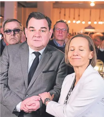  ?? FOTO: DPA ?? CDU-Spitzenkan­didat Marcus Weinberg und seine Parteikoll­egin Antje Müller-Möller auf der Wahlparty.