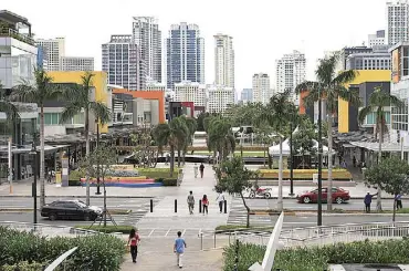 ??  ?? BGC in Taguig has scattered shopping and leisure strips across the CBD.