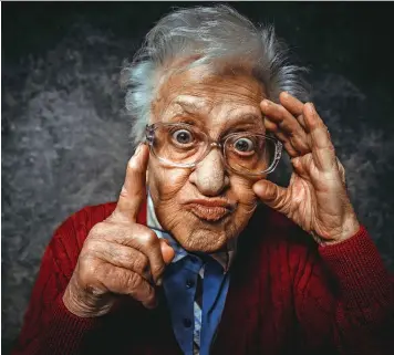  ?? (©Istock) ?? So könnte man sich die Protagonis­tin Lucia Binar vorstellen. Mit ihren 83 Jahren wirkt sie erstaunlic­h frisch und lustig, vor allem, wenn sie sich ärgert.