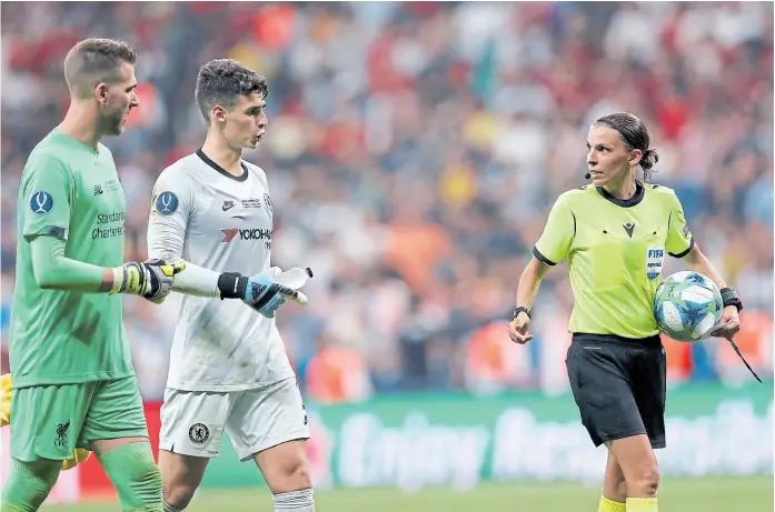  ?? Reuters ?? Frappart conversa con los arqueros adrián y Kepa antes de que comience la definición por penales que ganará liverpool por 5-4, tras el 2-2 en 120 minutos