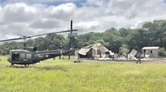  ??  ?? Un helicópter­o militar cerca del casco central de la estancia atacada en San Alfredo.