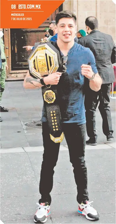  ??  ?? El tijuanense posa con su flamante cinturón de campeón de la UFC a las afueras de Palacio Nacional.