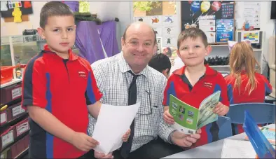  ??  ?? INSIGHT:editor Dean Lawson with Horsham Primary School students Levi Johns and Zeb Bamford. Picture: PAUL CARRACHER