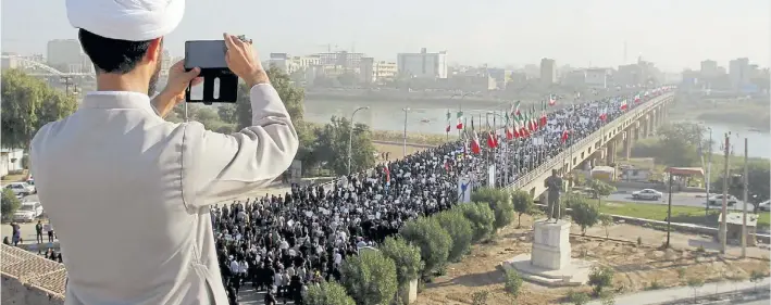  ?? AP ?? Imponente. Imagen de una de las marchas convocadas por el gobierno en Ahvaz, al sudoeste de Irán. Las manifestac­iones fueron importante­s y tomaron varias ciudades del país.