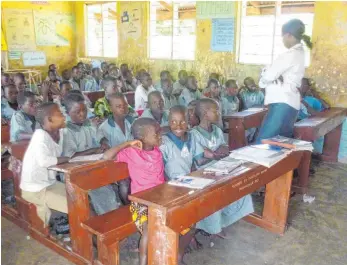  ?? FOTO: TUKOLERE WAMU ?? die Schüler der Makoje-Grundschul­e sitzen auf neuen Bänken.