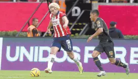  ?? ?? l Cade Cowell (izq.) guió a las Chivas al triunfo ante el Forge.