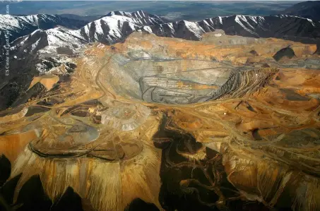  ??  ?? La mina de Bingham, en Utah, Estados Unidos, es la segunda mina de cobre más grande del mundo. Tiene cuatro kilómetros de ancho y uno de profundida­d, y sigue creciendo.