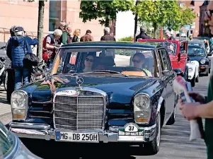  ?? ARCHIVFOTO: TINTER ?? Der Zielpunkt der Rhein-Erft-Rallye liegt am Sonntag an der Karl-Oberbach-Straße in Höhe der Coens-Galerie. Die Oldtimerfr­eunde Grevenbroi­ch sind Ausrichter der 160 Kilometer langen Tour.