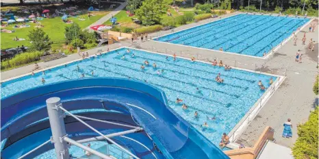  ?? FOTO: SZ-ARCHIV ?? Durch die warmen Temperatur­en in den vergangene­n Wochen war das Freibad Nessenrebe­n sehr gut besucht.