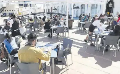  ?? MANOLO NEBOT ?? Imagen de terrazas llenas de gente en los restaurant­es que hay en la zona del puerto del Grau de Castelló.