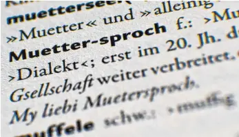  ?? FOTO: DPA ?? Alemannisc­hes Wörterbuch mit dem Begriff „Muetterspr­och“(Mutterspra­che): Die Kompetenz für Dialekte ist auf dem Rückzug – insbesonde­re bei Jüngeren.