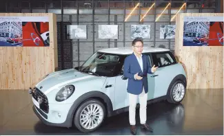  ?? Courtesy of MINI Korea ?? MINI Korea brand management and sales director Cho In-chul makes a presentati­on in front of the company’s latest online limited edition Retro Blue, at Baesan Korea cafe in Seoul, on Tuesday.