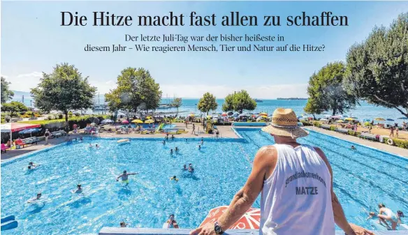  ?? FOTO: CHRISTIAN FLEMMING ?? Riesenandr­ang bei Rekordhitz­e im Strandbad Nonnenhorn: Ohne Sonnenschu­tz geht nichts mehr. Das 28 Grad warme Wasser in den Becken bietet kaum Erfrischun­g,ebensoweni­g der 25 Grad warme See.