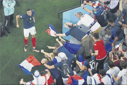 ?? Foto: getty ?? El héroe de Francia Los aficionado­s de la selección de Didier Deschams, entregados a la magia y a la potencia del delantero del PSG