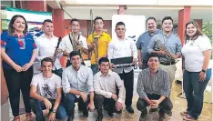  ??  ?? Representa­ntes de Jaremar y Cepudo realizan la entrega de los instrument­os musicales al padre Ricardo Flores.