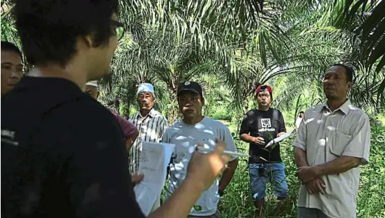  ??  ?? Wild asia’s agronomist Muhamad Iqbal Jailan conducting training for the independen­t smallholde­rs in Kg toniting, Sabah.