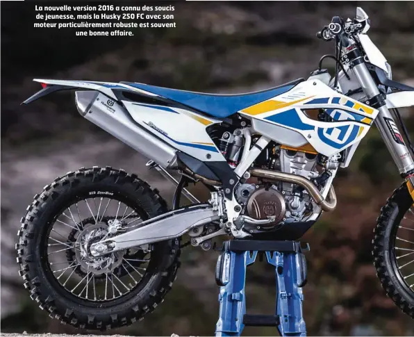  ??  ?? La nouvelle version 2016 a connu des soucis de jeunesse, mais la Husky 250 FC avec son moteur particuliè­rement robuste est souvent une bonne affaire. 2014: 4300 € HUSQVARNA 250 fc