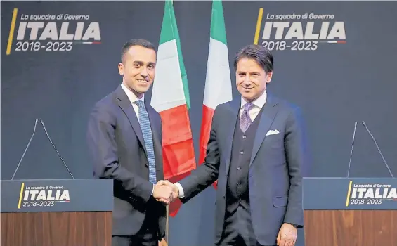  ?? AP ?? Saludo. El líder del Movimiento Cinco Estrellas, Luigi di Maio, y Giuseppe Conte (der.), nominado por la alianza “antisistem­a” como premier.