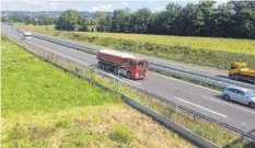  ??  ?? Blick auf die neue B 30 von der Brücke beim Gewerbegeb­iet Karrer: Direkt hinter der Baumreihe rechts liegt ein Teil von Weiherstob­el.