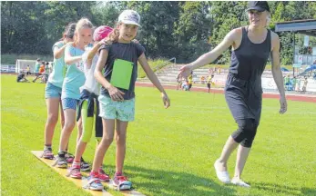  ?? FOTOS: SWE ?? Beim Sommerskil­auf im Allgäustad­ion war jede Menge Koordinati­on gefragt.