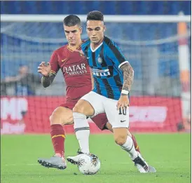  ?? FOTO: EFE ?? Lautaro, con el central de la Roma Mancini, en un reciente partido de la Serie A