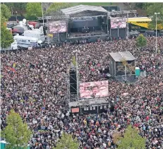  ?? FOTO: EPD Matthias Schwab Düsseldorf ?? Zehntausen­de Besucher waren dabei, als verschiede­ne Bands unter dem Motto „Wir sind mehr“zum Gratiskonz­ert geladen hatten.