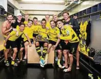  ??  ?? Pierre-emerick Aubameyang (Mitte) mit seiner Torjäger-trophäe und den Teamkolleg­en. Foto: Getty