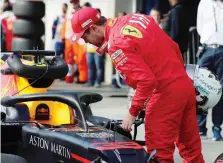  ?? LAPRESSE ?? Sebastian Vettel curioso mette gli occhi sulla Red Bull