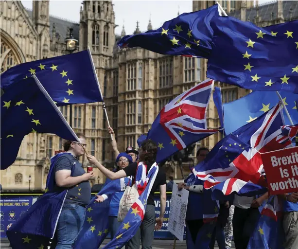  ?? FOTO: AP/TT/ALASTAIR GRANT ?? När det gäller inställnin­gen till brexit har opinionen gradvis svängt till förmån för EU – även om skillnader­na i mätningarn­a är små. Frågan delar fortfarand­e Storbritan­nien i två läger.