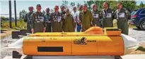  ?? Fotos: Raise the Arrow ?? Das kanadische Projekttea­m hat sich hinter dem in Ilmenau entwickelt­en Unterwasse­rfahrzeug „Dedave“versammelt.