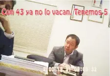  ??  ?? Imagen de video en la que Kenji Fujimori ofrece obras al legislador Moisés Mamani a cambio de votar contra la destitució­n de Kuczynski.