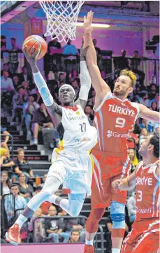  ?? FOTO: DPA ?? Machte die beste Figur der Deutschen: NBA-Star Dennis Schröder beim Korbleger gegen Semih Erden aus der Türkei.