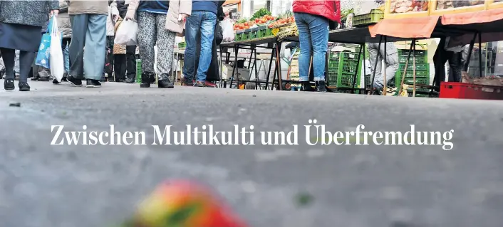  ??  ?? Reges Treiben in der Leibnizgas­se im zehnten Bezirk – Verkaufssc­hlager sind am Donnerstag vor allem Erdbeeren. Von dreckigen Straßen keine Spur.