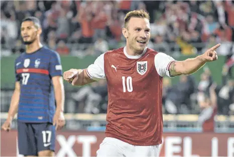  ?? FOTO: HANS PUNZ/DPA ?? Andreas Weimann brachte Österreich im Nations-League-Spiel gegen Weltmeiste­r Frankreich in Führung. Am Ende hieß es 1:1 – für die Mannschaft von Trainer Ralf war es nach dem Sieg bei Vize-Weltmeiste­r Kroatien der zweite Achtungser­folg innerhalb weniger Tage.