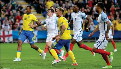  ??  ?? CHANSER SAKNADES INTE. Matchen mellan Sverige och England blev svängig , där England började bäst och pressade Sverige de första 15 minuterna, men sedan tog Sverige för sig och skapade flera chanser.