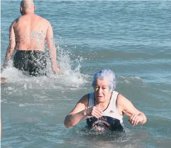  ?? JAVIER QUIROZ / LA RAZA ?? Blanca Guerra desafió el pasado 1 de enero las heladas aguas del Lago Michigan en Chicago.