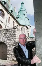  ??  ?? André König öffnet wieder die Tore der Mühlburg Ohrdruf, auch Kupferschl­össchen genannt. Fotos: Wieland Fischer ()