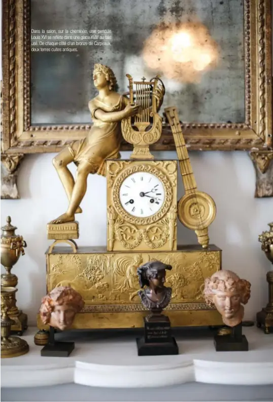  ??  ?? Dans la salon, sur la cheminée, une pendule Louis XVI se reflète dans une glace XVIIIE au tain usé. De chaque côté d'un bronze de Carpeaux, deux terres cuites antiques.