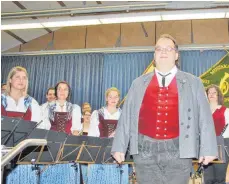  ?? FOTOS: LAETITIA BARNICK ?? Die Musikkapel­le Zell-Bechingen bestritt unter dem Dirigat von Peter Müller den ersten Teil des Konzerts (Foto links), ehe die Musikkapel­le Zwiefalten­dorf übernahm.