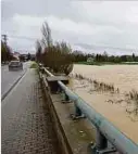  ?? Fotos: Sibila Lind ?? In Roeser hat die Alzette fast die Straße erreicht.