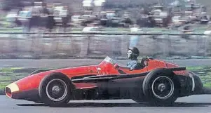  ??  ?? El Quíntuple. Juan Manuel Fangio al comando de la Maserati 250F con la que ganó su último campeonato mundial; una joya del museo de Balcarce
