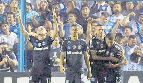  ?? FOTORREPOR­TER ?? Fin de fiesta. Everton (11) festeja su gol, el segundo de Gremio. Hubo clara superiorid­ad brasileña. La revancha, el 2 de octubre.