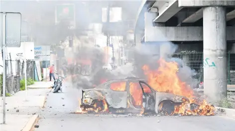  ??  ?? Pobladores quemaron tres patrullas y una motociclet­a de la policía municipal sobre la carretera México-Pachuca como parte de la protesta.