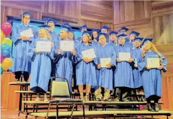  ??  ?? Treinta personas recibieron ayer su diploma de secundaria. / FOTOS: JACQUELINE GARCÍA