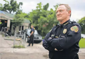  ?? JOE RAEDLE, GETTY IMAGES ?? John Timoney stands near a Miami home raided by police in 2006, when he served as the city’s police chief. The man dubbed “America’s Best Cop” by Esquire died last week.