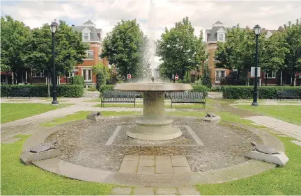  ?? ROBERT J. GALBRAITH, MONTREAL GAZETTE FILES ?? A community square in residentia­l Bois-Franc, complete with fountain and spouting turtles, includes a pair of inviting park benches so residents can relax and enjoy the ambience.