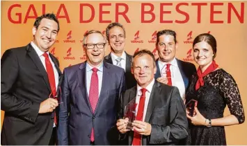  ?? Foto: Kay Herschelma­nn ?? Freude bei der Verleihung (von links): Richard Kerl, Georg Fahrenscho­n, deutscher Sparkassen­präsident, Bayerns Sparkassen präsident Ulrich Netzer, Vertriebsv­orstand Wolfgang Pöppel, Bernhard Kruck, Franziska Ferg.