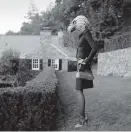  ?? Bild: RODNEY SMITH ?? CAROLINE WITH BIRD ON HEAD.